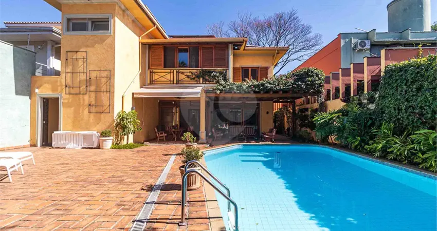 Casa assobradada na melhor rua do bairro, segurança 24h. bom gosto e fino acabamento.