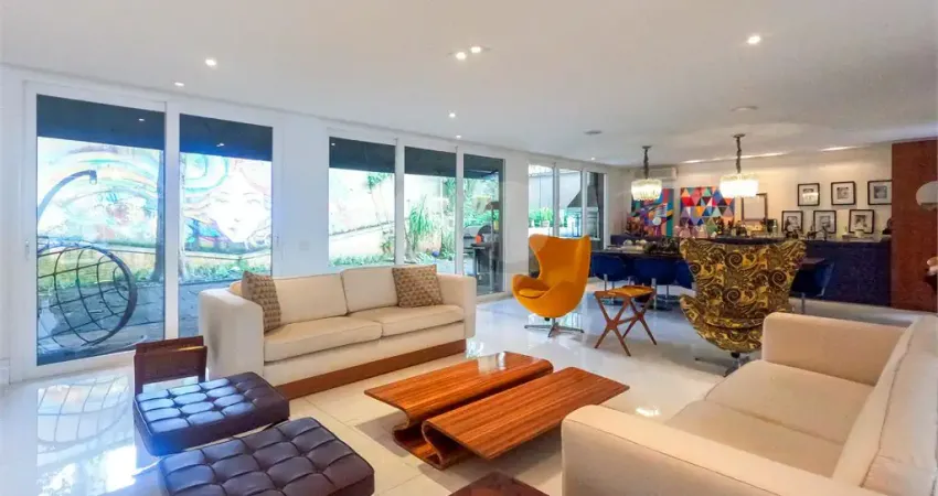 Casa à venda em Alto de Pinheiros - 4 suítes e 5 vagas.