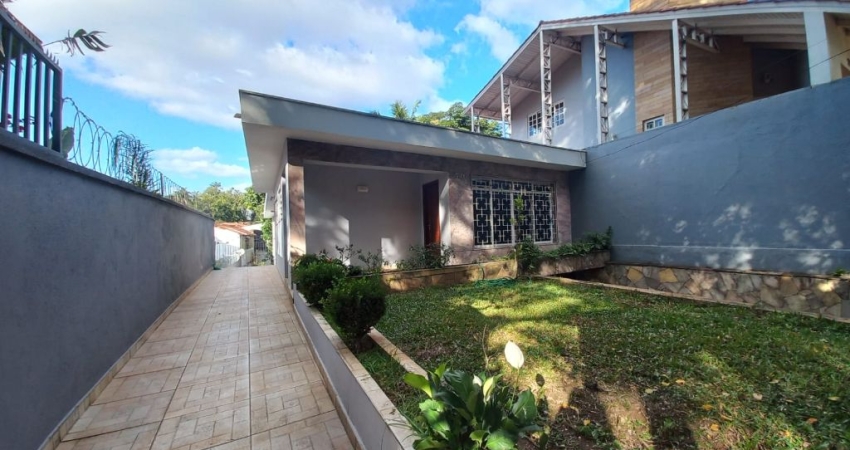 Casa térrea com 3 dormitórios, quintal, salão de festas e 4 vagas !