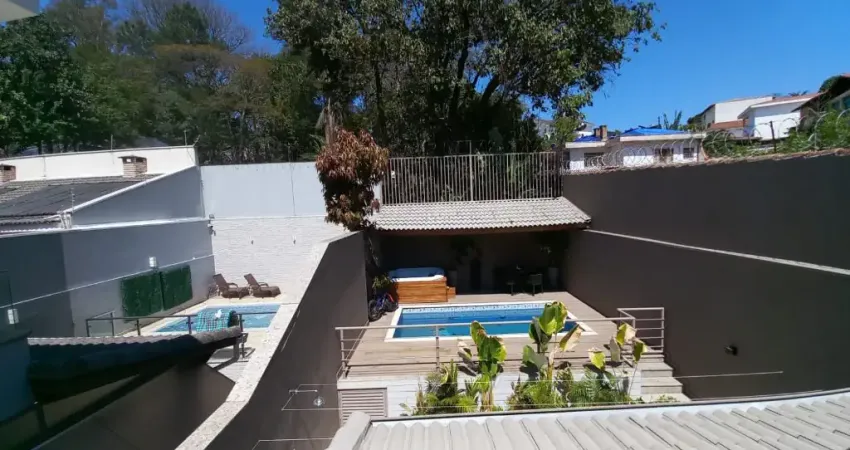 Sobrado de alto padrão com 3 suítes, 4 vagas e área gourmet com piscina - venda
