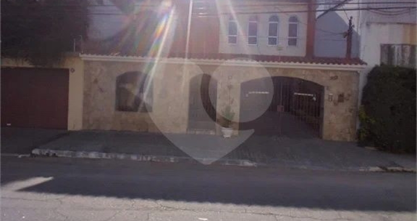 Casa assobradada, 4 Dts(2b suites) 6 vagas.