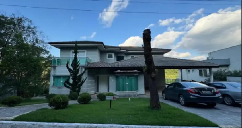 Linda casa em condomínio fechado na serra da cantareira com 5 suítes 6 vagas lareira pronta para morar quintal espaço pra piscina e linda vista para a montanha!