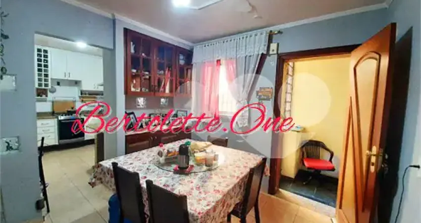 Sobrado para venda, 139m2, 4 quartos (2 suítes) , quintal com churrasqueira. 2 vagas de garagem. Vila Amália