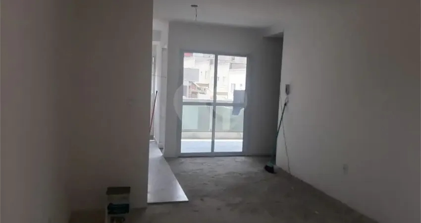 Apartamento com 2 quartos, sendo 1 suíte, sala, cozinha, banheiro, área de serviço e 1 vaga de garagem.