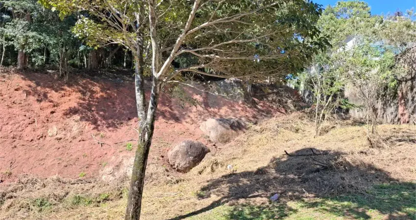 Terreno plano em condomínio, com 1.153 metros quadrados de áre