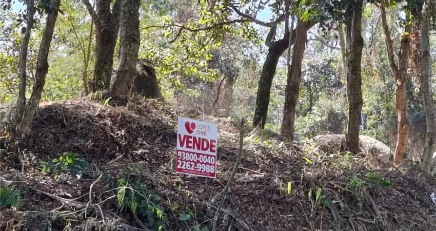 Terreno em condomínio, com 455 metros quadrados de área