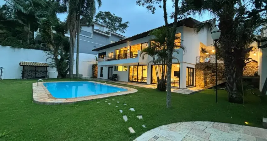 Casa no pé da serra em condomínio fechado com piscina, churrasqueira e amplo quintal