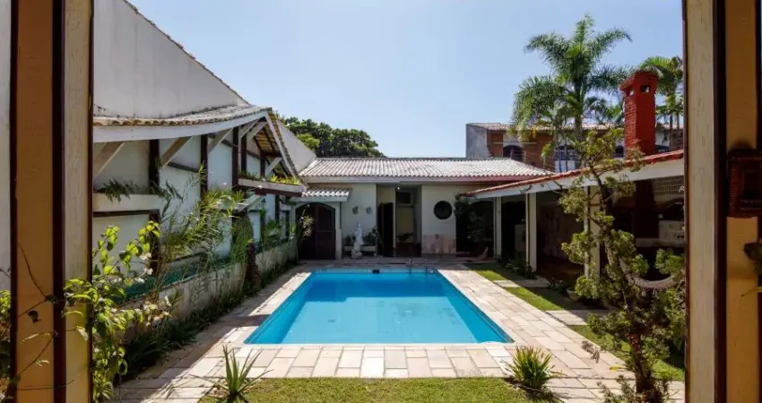 Sobrado à venda, 400 m², 3 dormitórios (1 suíte), piscina, 3 vagas em suarão – itanhaém/sp!