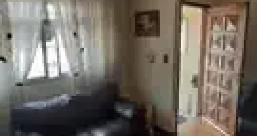 Sobrado no Pari, rua Santa Rita. Casa possui sala, cozinha com armários, lavabo, dois dormitórios, sendo uma suíte,