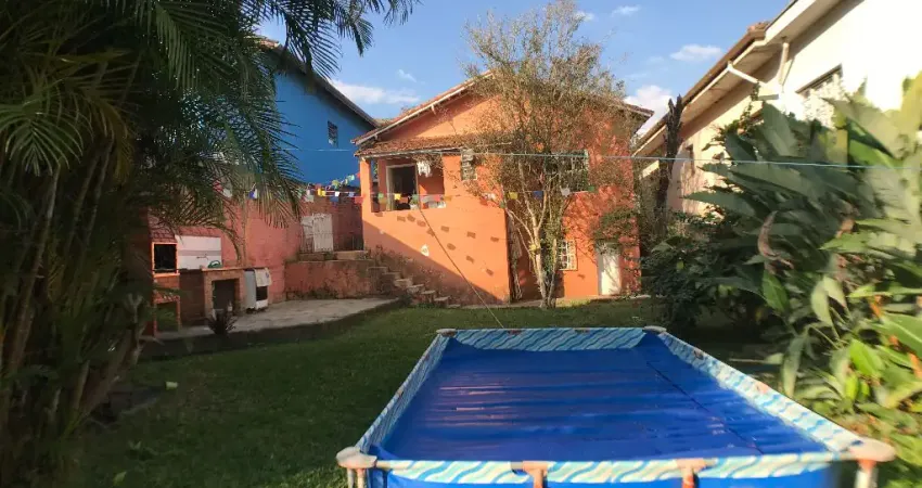 Vende-se: Casa Térrea e Quintal Grande, 2 quartos, 1 Vaga, no Horto Florestal!