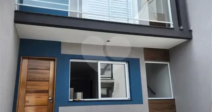 Sobrado novo com 3 suítes amplas, sacada em vidro verde, porcelanato e janelas de alumínio. Qualidade e estilo para sua nova casa!