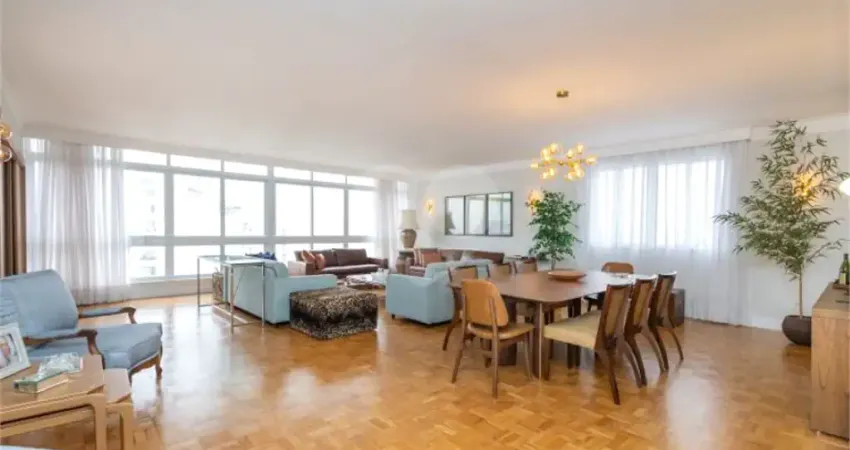 Este impecável apartamento de 214m² Porteira fechada!