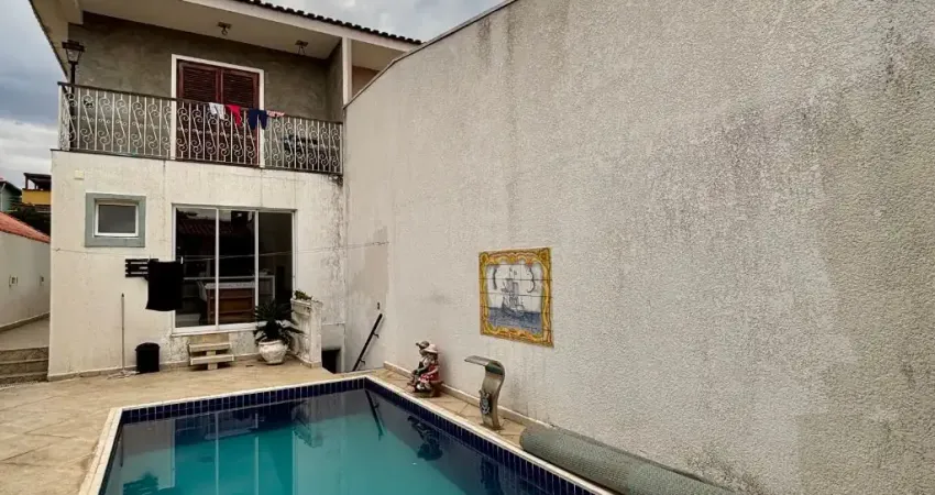 Sobrado à venda no Tremembé com 3 suítes, piscina e 4 vagas