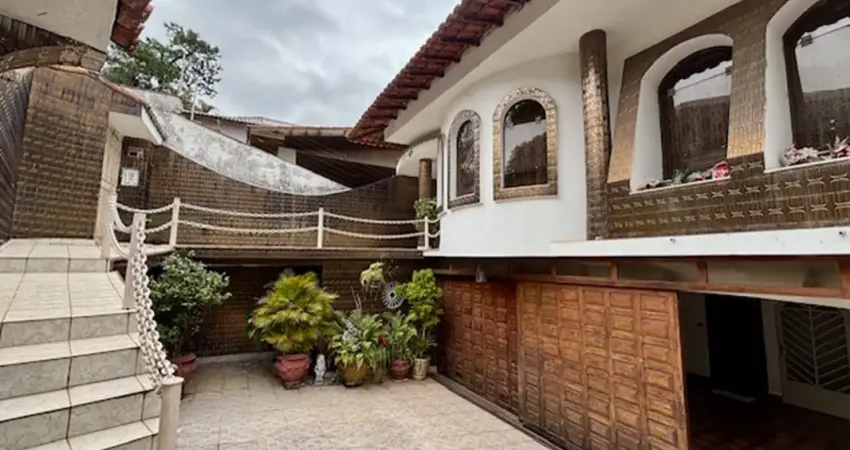 Sobrado à venda com 5 dormitórios, 2 suítes, piscina, salão de festas e 7 vagas