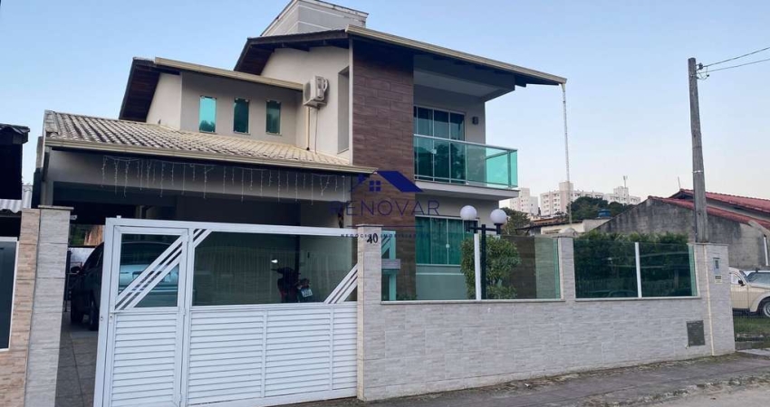 Casa com Suíte, Piscina e 3 Vagas – Potecas, São José/SC