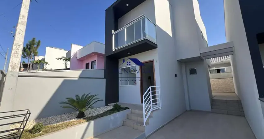 Sobrado com 2 suítes, lavabo e garagem privativa em São José/SC