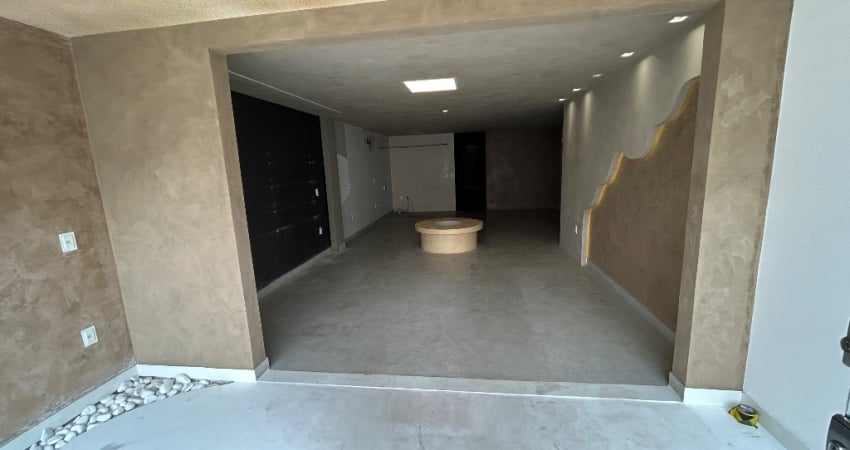 Casa comercial de 180 m² de área total e 135 m² de área construída