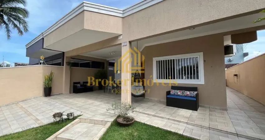 Casa térrea com 3 dormitórios, sendo uma suíte, piscina e churrasqueira no Massaguaçú.