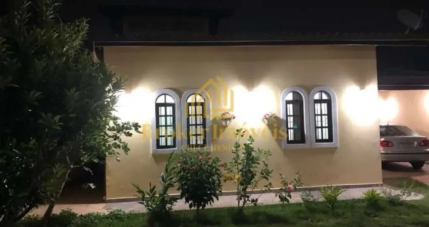 Linda casa térrea, com jardim, árvores frutíferas e gramado, localizada no Jardim Britânia em Caraguatatuba, a 70 metros do mar