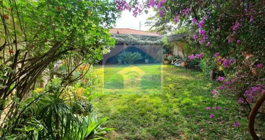 Casa aconchegante em um bairro tranquilo, com 4 dormitorios, area de churrasco com um lindo jardim