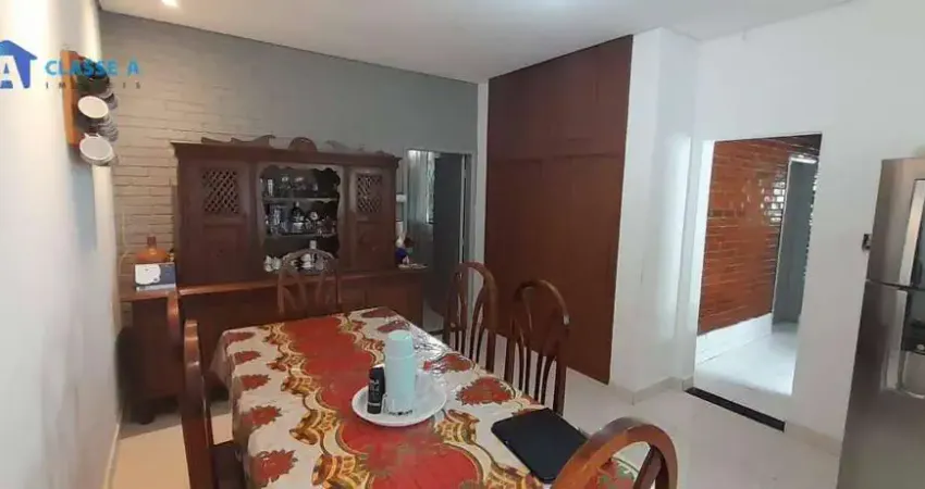 Classe A Imóveis apresenta: Casa ampla e aconchegante a um quarteirão da Pedro II