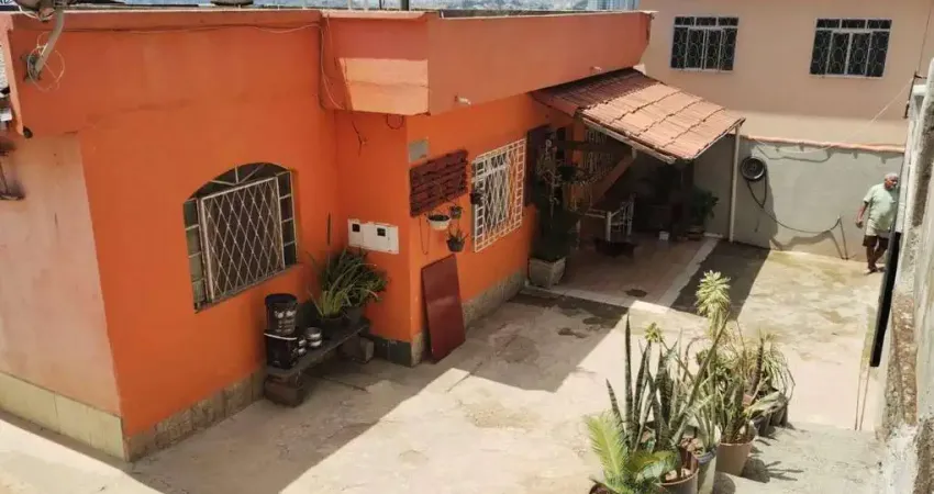 Classe A Imóveis apresenta: Casa ampla e bem localizada no bairro Califórnia