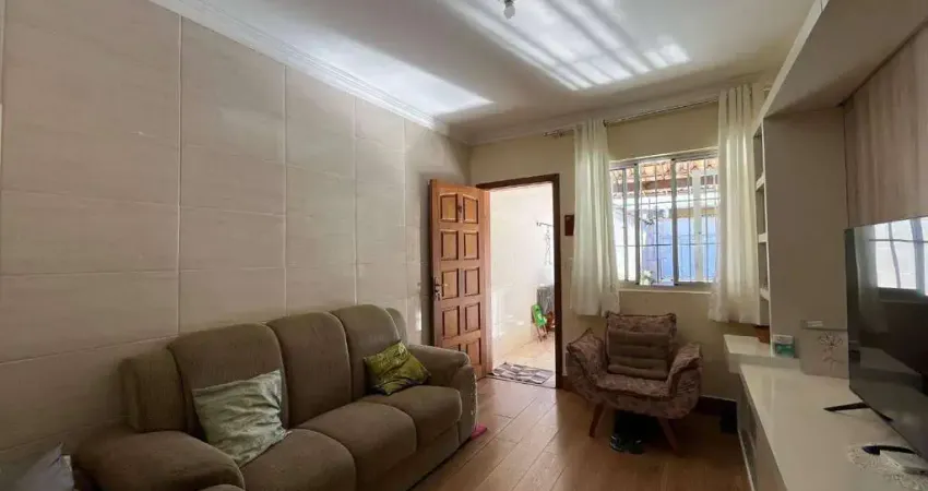 Classe A Imóveis apresenta: Casa com lote e barracão à venda no bairro João Pinheiro