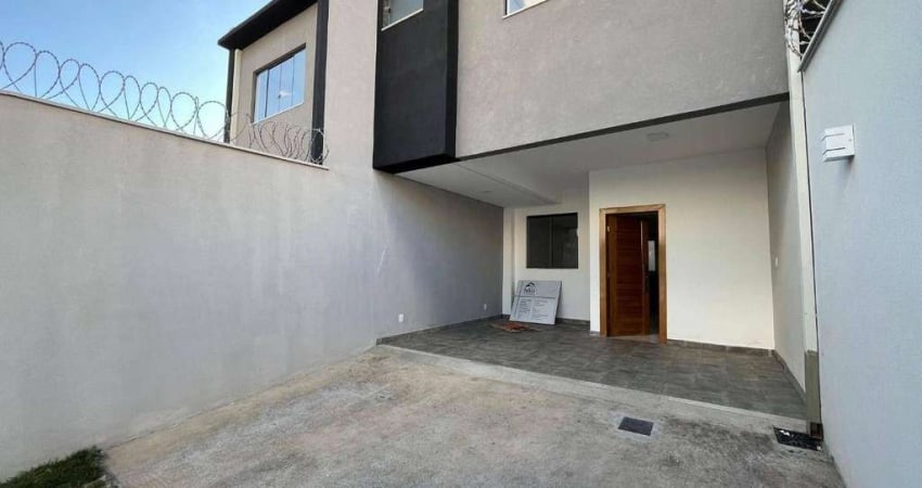Classe A oferece esta Casa com 3 dormitórios à venda, 155 m² por R$ 750.000 - Cabral - Contagem/MG
