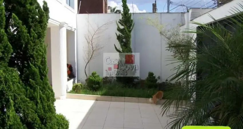 Sobrado bem localizado, próximo a padaria e outros comércios.