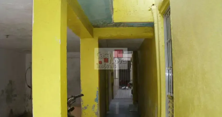 Sobrado que se localiza próximo a padaria e ponto de ônibus.