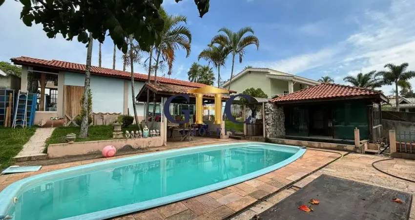 CASA NO CONDOMÍNIO TERRAS DE SÃO FRANCISCO - SALTO DE PIRAPORA/SP
Área Construída: 380 m² / Área Te