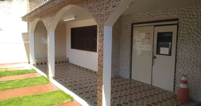 Casa Comercial para Locação em Itaboraí, Centro, 4 dormitórios, 1 suíte, 2 banheiros, 2 vagas