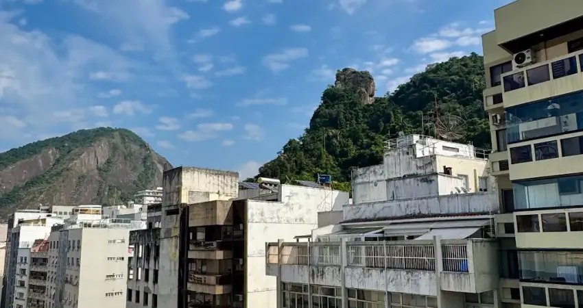 Já imaginou viver em uma cobertura duplex no coração de Copacabana?