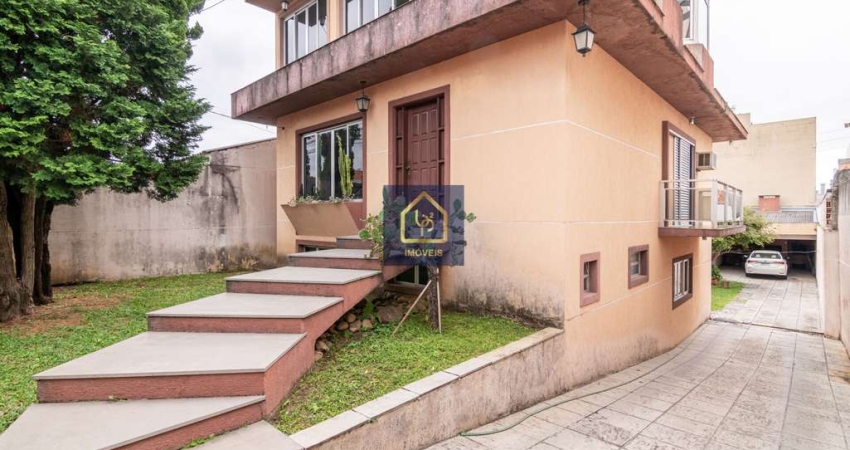 Casa com 4 dormitórios (1 suíte) à venda. São 320 m² privativos por R$ 1.416.000 no bairro Capão Raso em Curitiba/PR