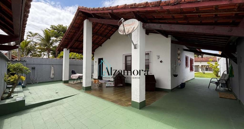 Casa com amplo espaço de terreno, lado praia em Itanhaém