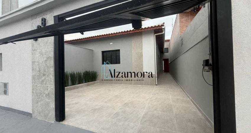 Casa nova com piscina e 03 dormitórios na cidade de Mongaguá