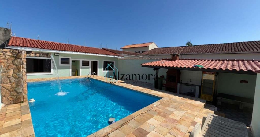 Casa com Edícula e 3 dormitórios com piscina 150 metros da Praia em Itanhaém- SP