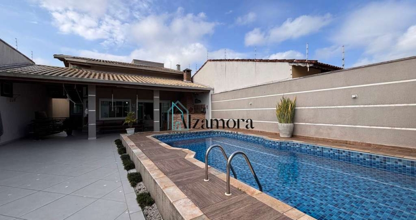 Casa com piscina a venda, perto da praia em Itanhaém.