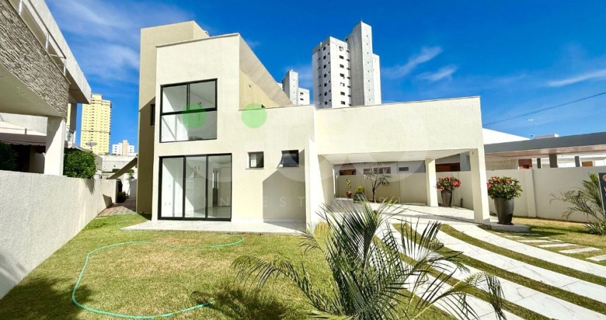 Casa ampla em Condomínio Fechado dentro da Cidade !