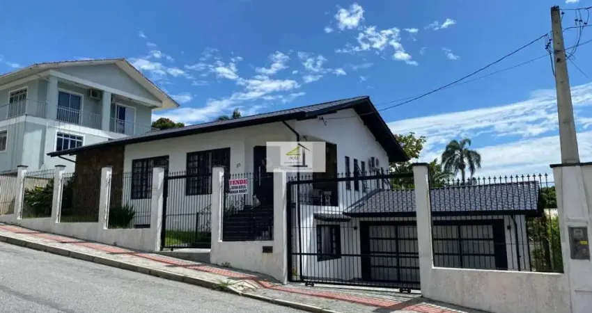 Linda casa em alto padrão, com vista mar, no centro histórico de São José