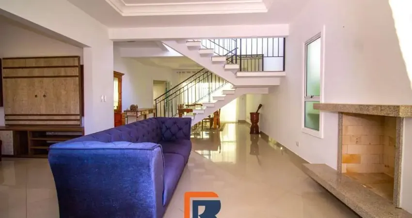 Casa 4 dormitórios com piscina em Condomínio Fechado no Urbanova