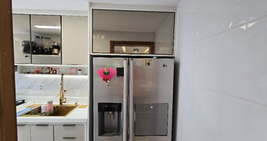 Apartamento de 2 quartos, 1 suíte, varanda, no Condomínio Città de Lauro de Freitas.