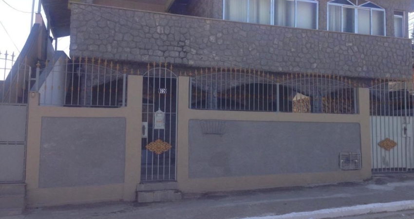 D05-Rocha-São Gonçalo-Casa sobrado ampla,3 qts c/1ste,varanda, 2 vagas,aceita financiamento bancário