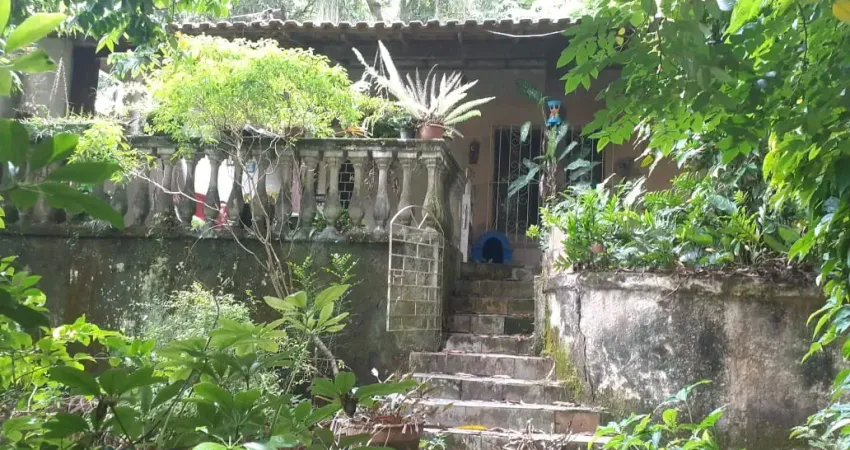 D38-caramujo-niteró-florália - 3 casas 350m² sendo 4qts/ste,2qts/ste,1qto/ste, quintal rua principal