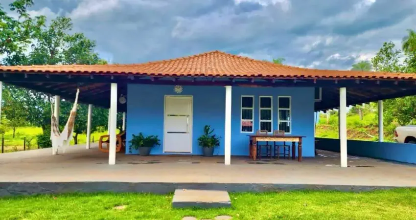 CHÁCARA COMPLETA, COM 4 CASAS, RIACHO COM ÁGUA CORRENTE CRISTALINA E 4 TANQUES DE PEIXES