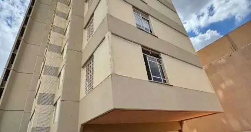 Apartamento reformado no Ed. Antares.
