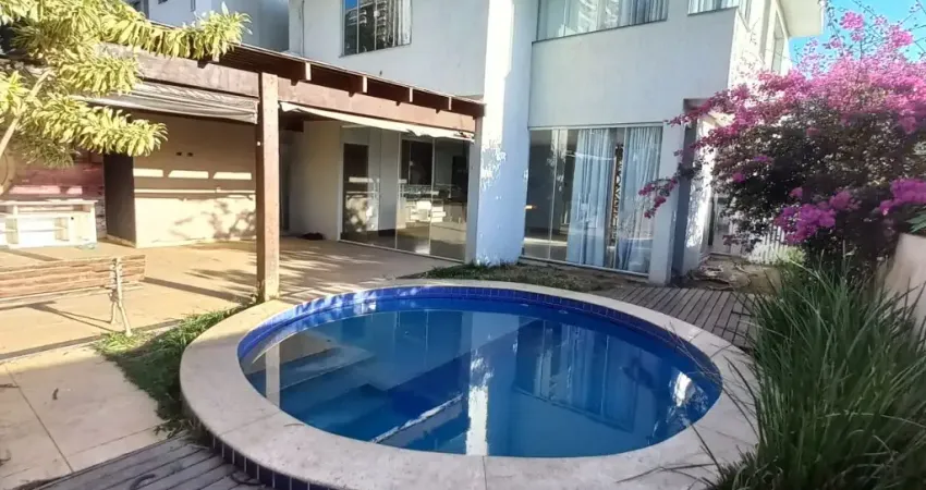 Alugo casa com piscina alto padrão em condomínio em Macaé
