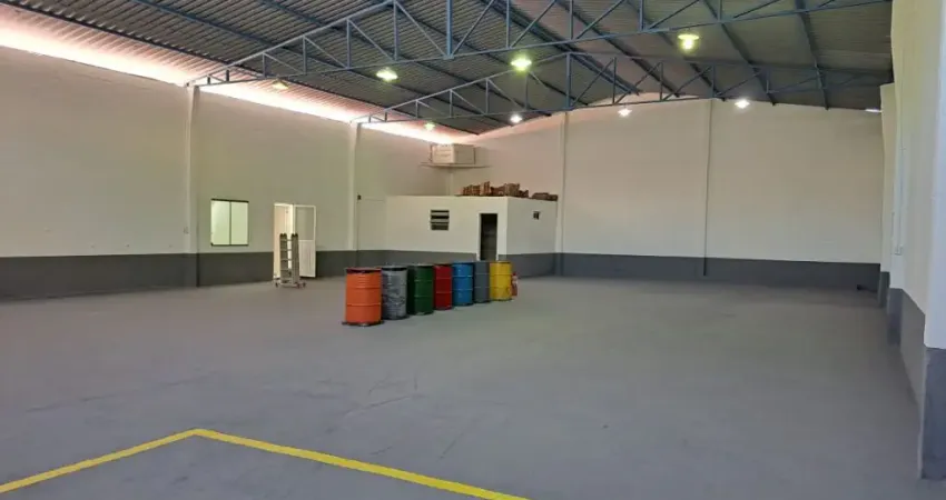 Alugo Galpão com 600m2, área de escritório na Prefeito Aristeu em Macaé  temos outras opções maiores