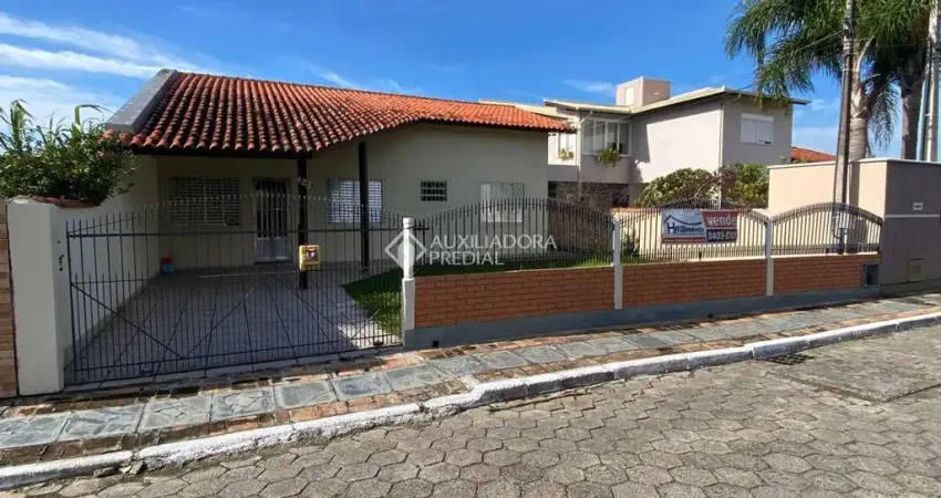 Casa com 3 quartos à venda na Avenida Deputado Diomício Freitas, 2320, Carianos, Florianópolis