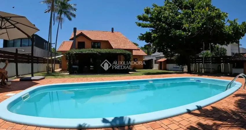 Casa em condomínio fechado com 4 quartos à venda na Rodovia Doutor Antônio Luiz Moura Gonzaga, 647, Rio Tavares, Florianópolis